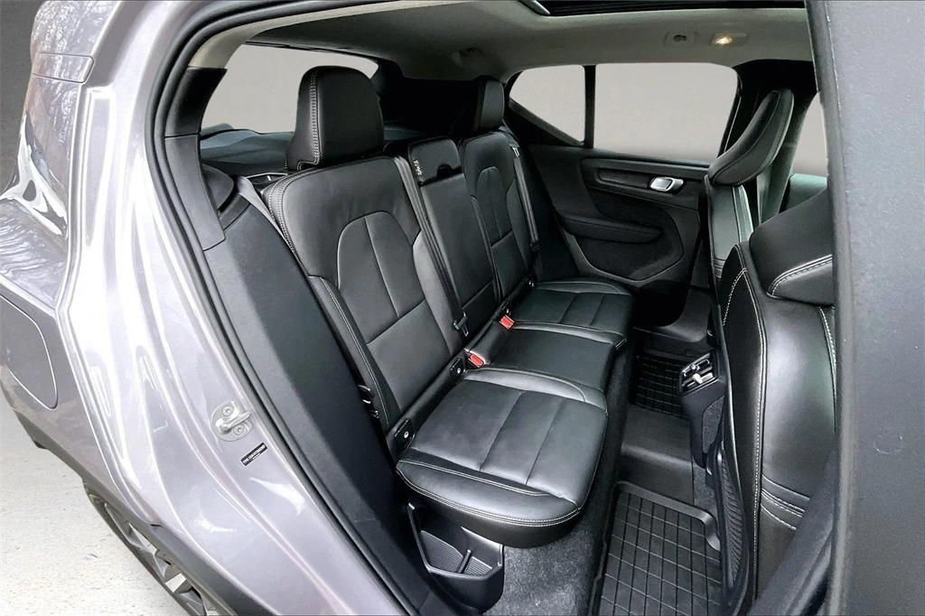 2026 Volvo - image 24