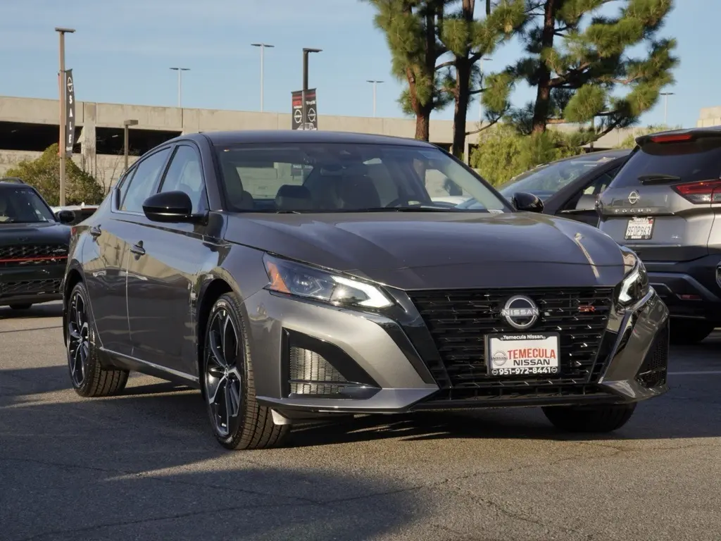 2025 Nissan Altima SR's photo