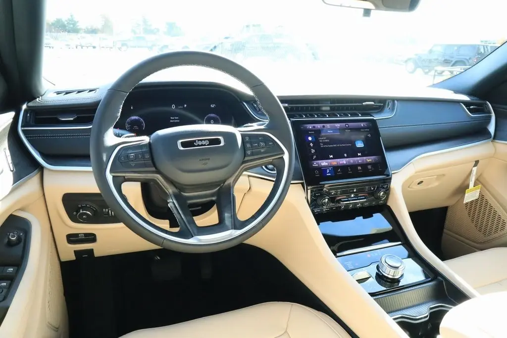2025 Jeep Grand Cherokee Limited photo 2