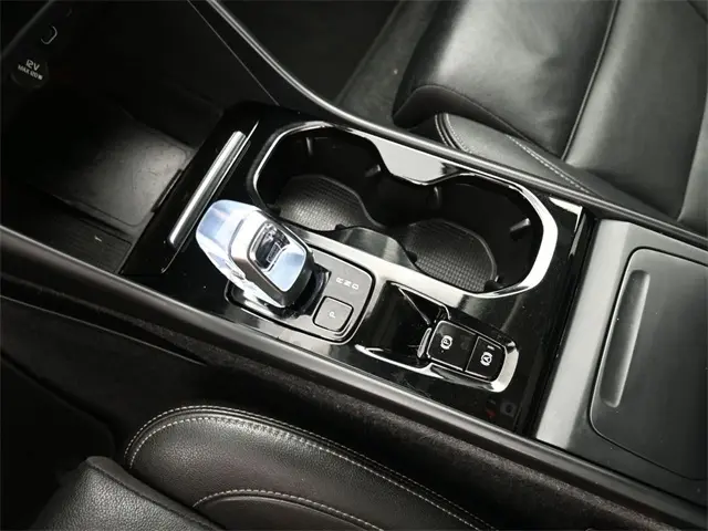 2024 Volvo XC40 Plus photo 19