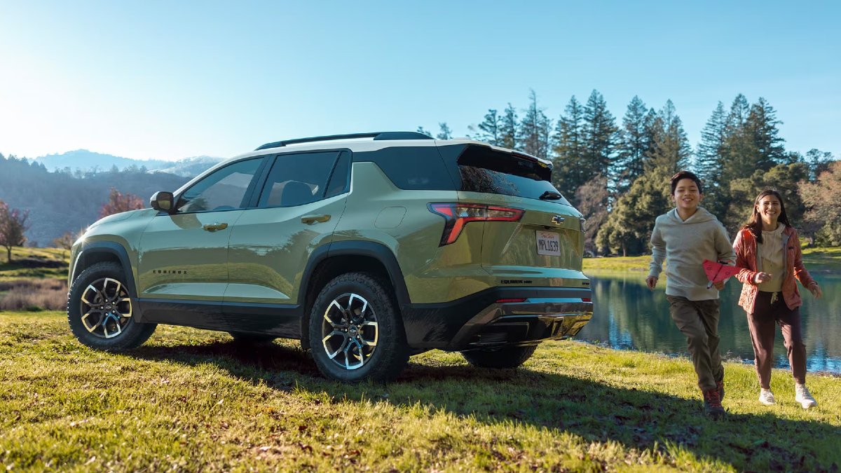 2025 Chevy Equinox Exterior Driver Side Rear Profile