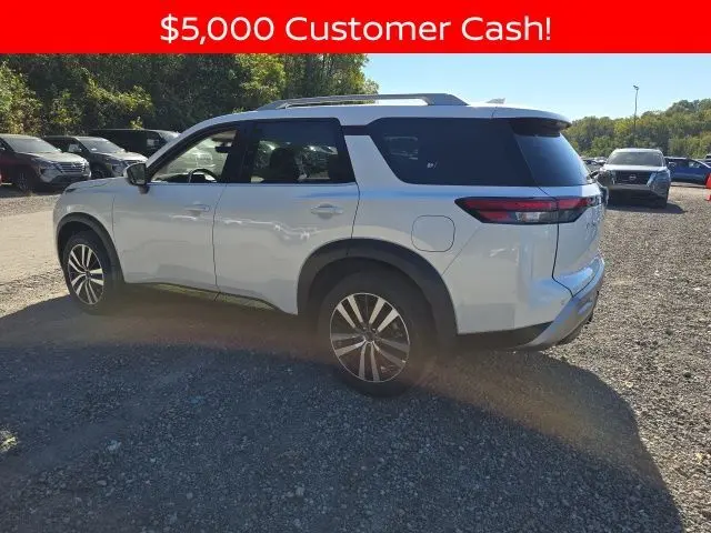 2025 Nissan Pathfinder Platinum photo 3