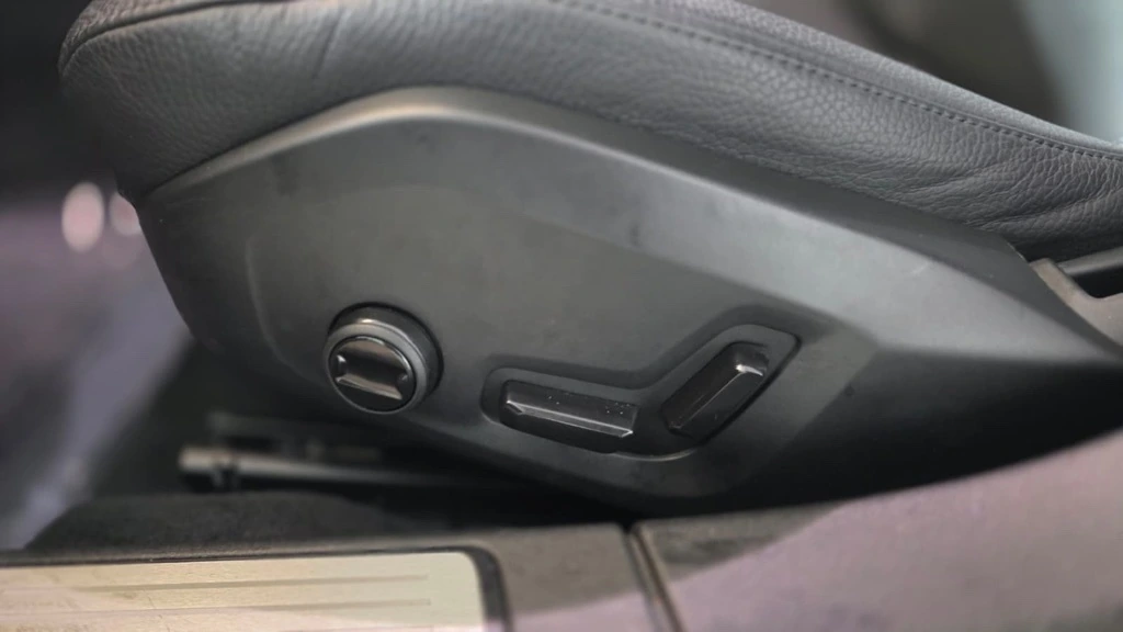 2025 Volvo - image 19