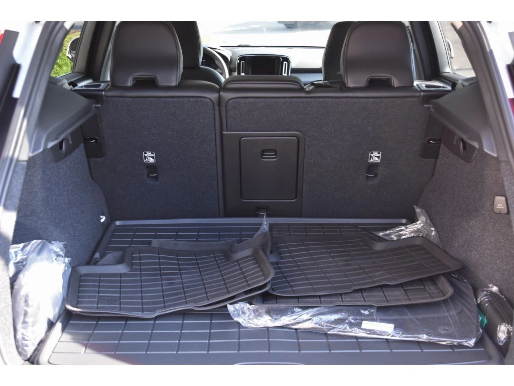 2025 Volvo - image 24