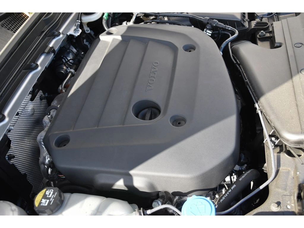 2025 Volvo - image 25