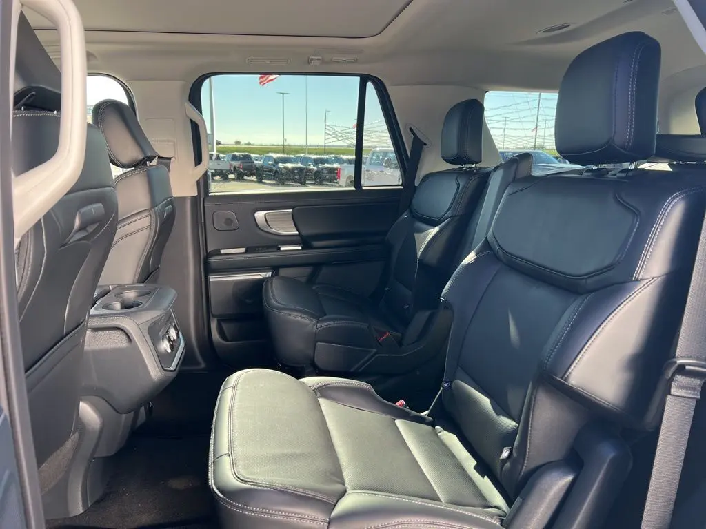 2025 Ford Expedition Platinum photo 11