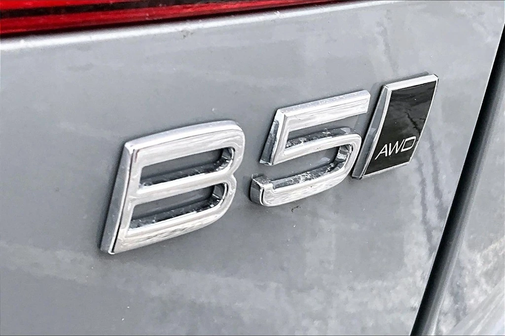 2026 Volvo - image 9