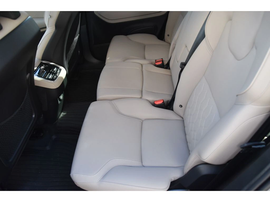 2026 Volvo - image 15