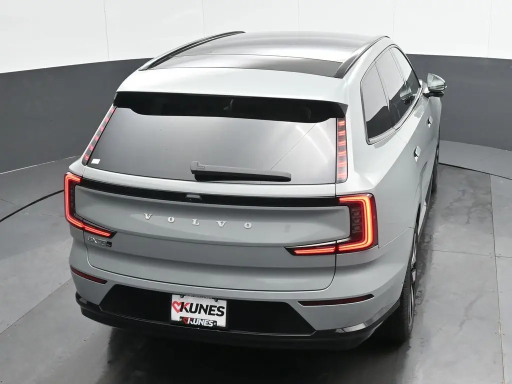 2025 Volvo - image 33