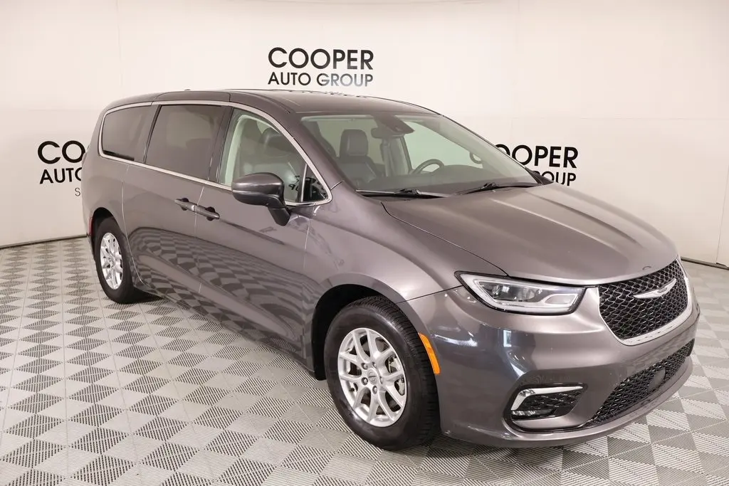 2023 Chrysler Pacifica Touring L's photo