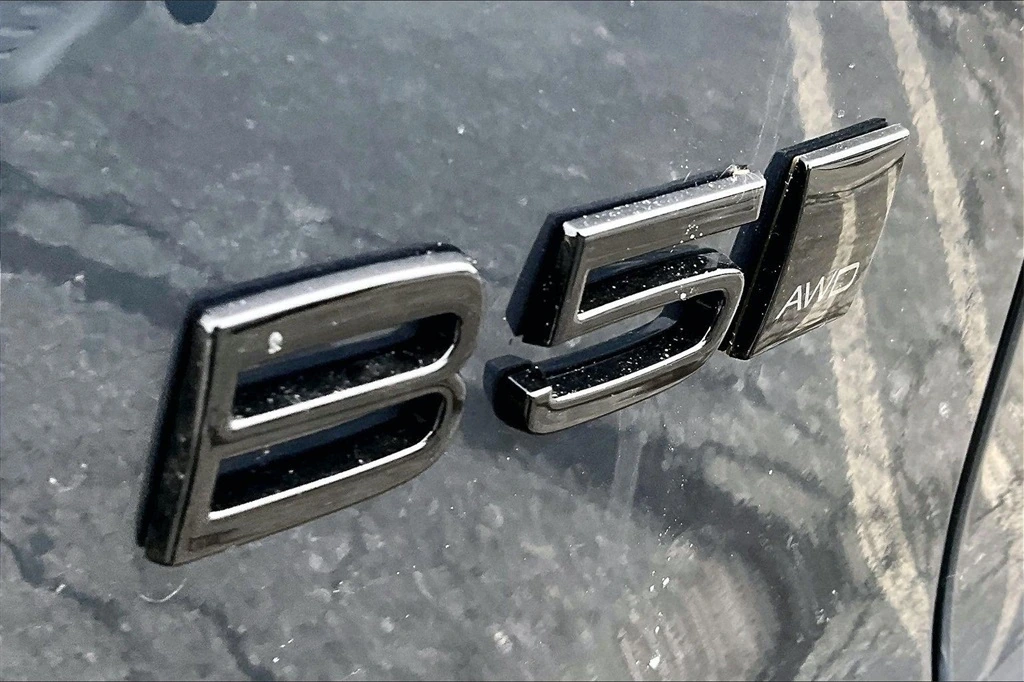 2026 Volvo - image 9