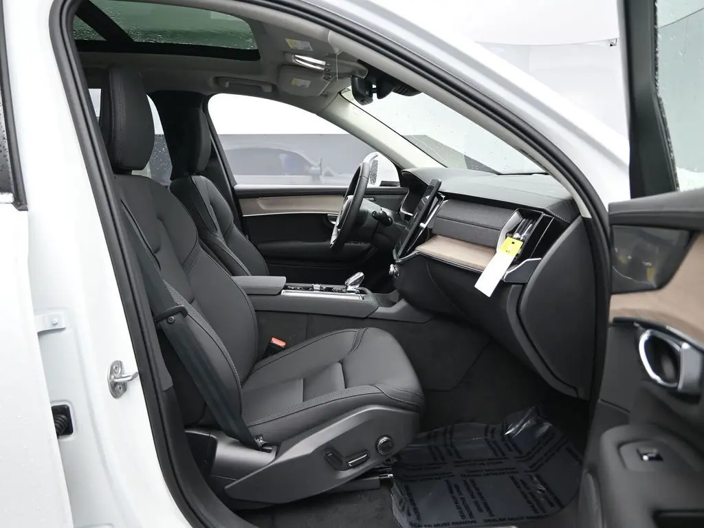 2025 Volvo - image 29
