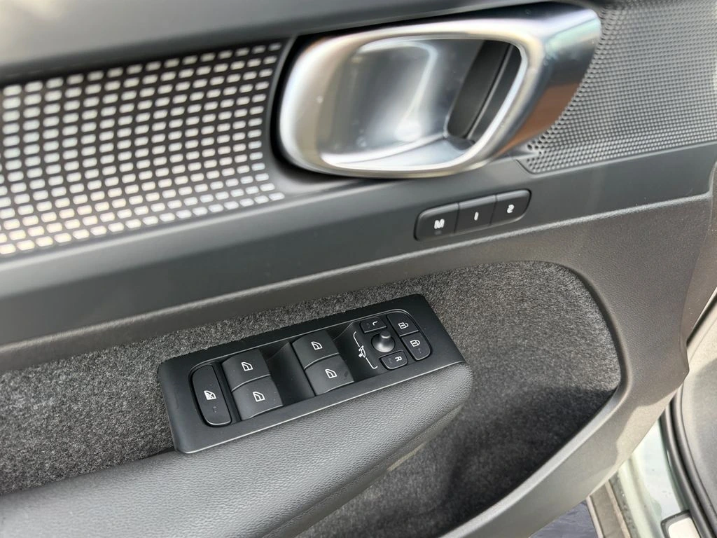 2026 Volvo - image 13