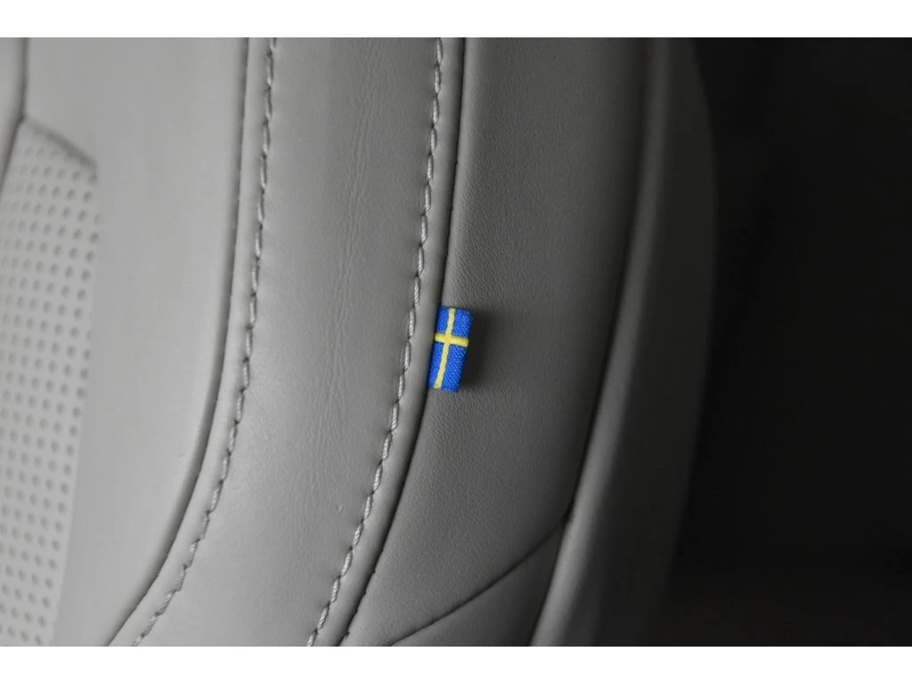 2025 Volvo - image 39