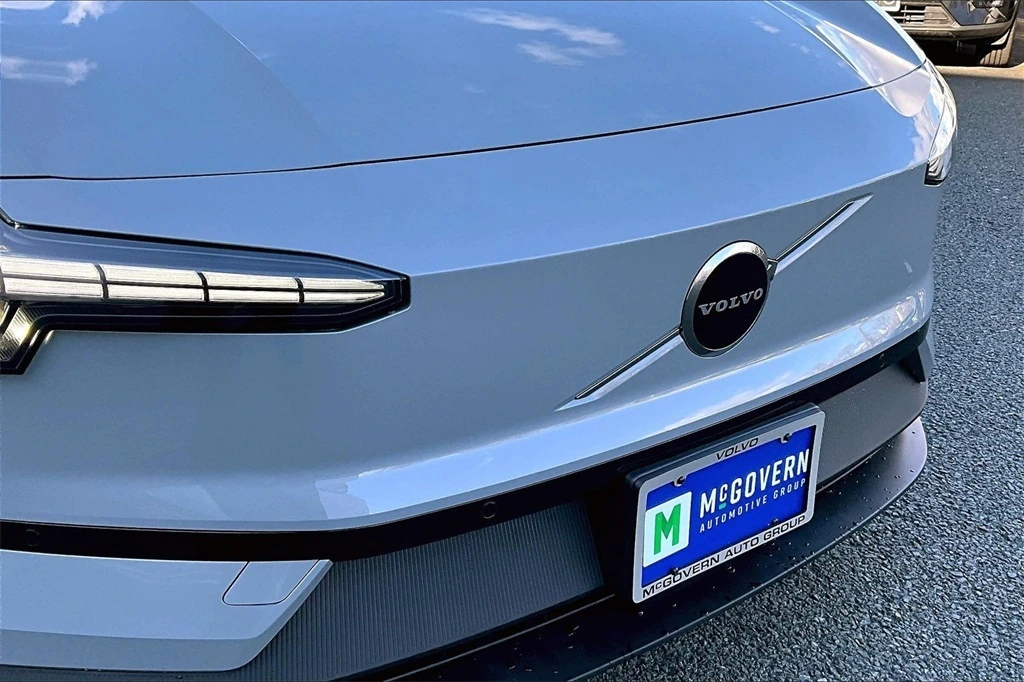 2025 Volvo - image 32