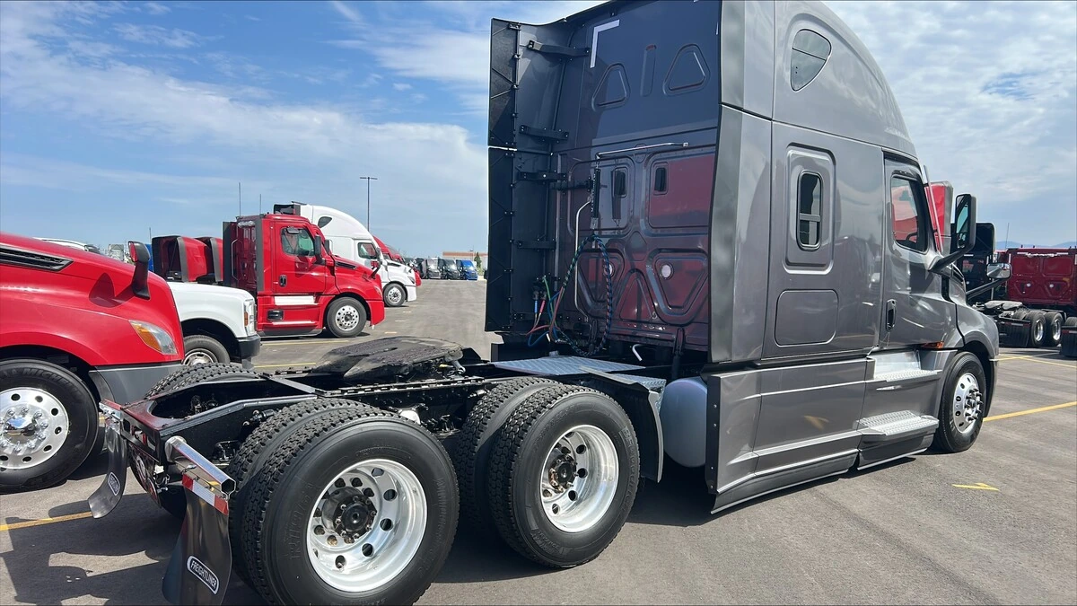 2023 Freightliner Cascadia — photo 4