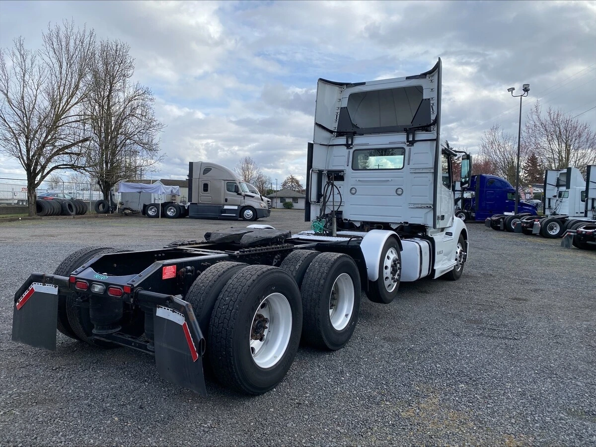 2018 Volvo VNL 860 - image 5