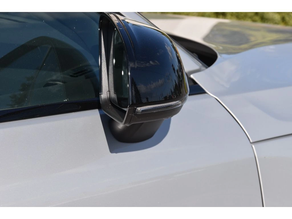 2025 Volvo - image 30