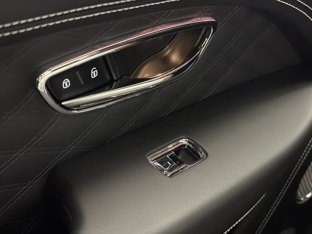 2025 Bentley Bentayga Azure photo 46
