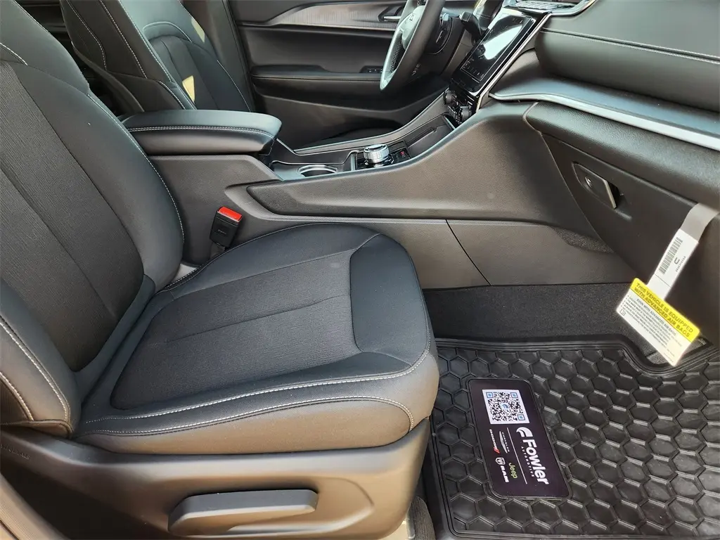2025 Jeep Grand Cherokee Laredo X photo 10