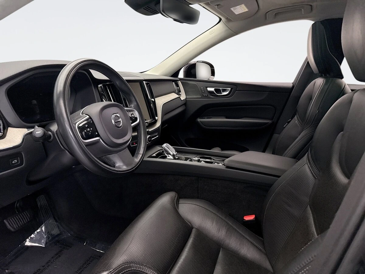 2022 Volvo - image 10