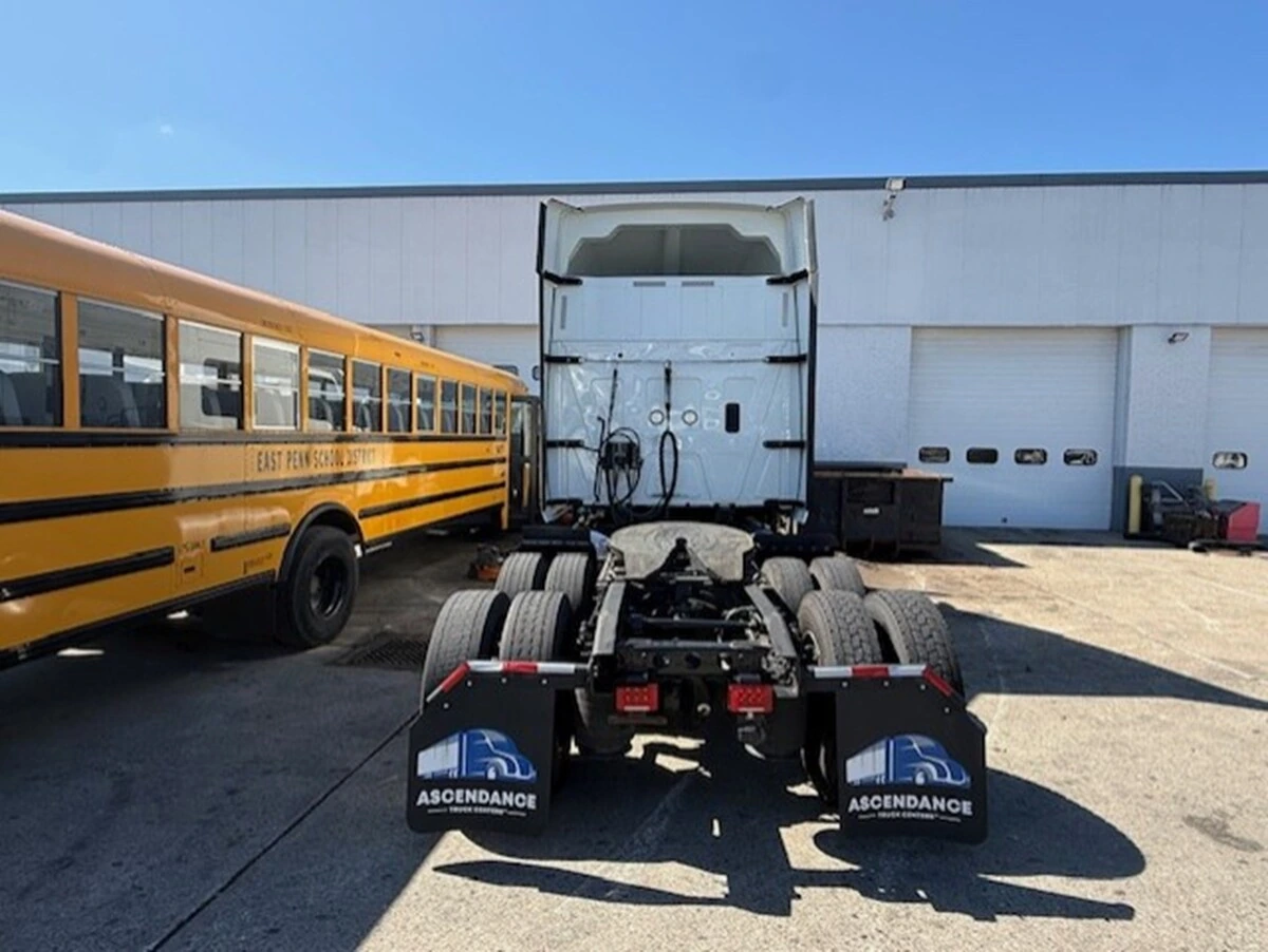 2022 International LT - image 9