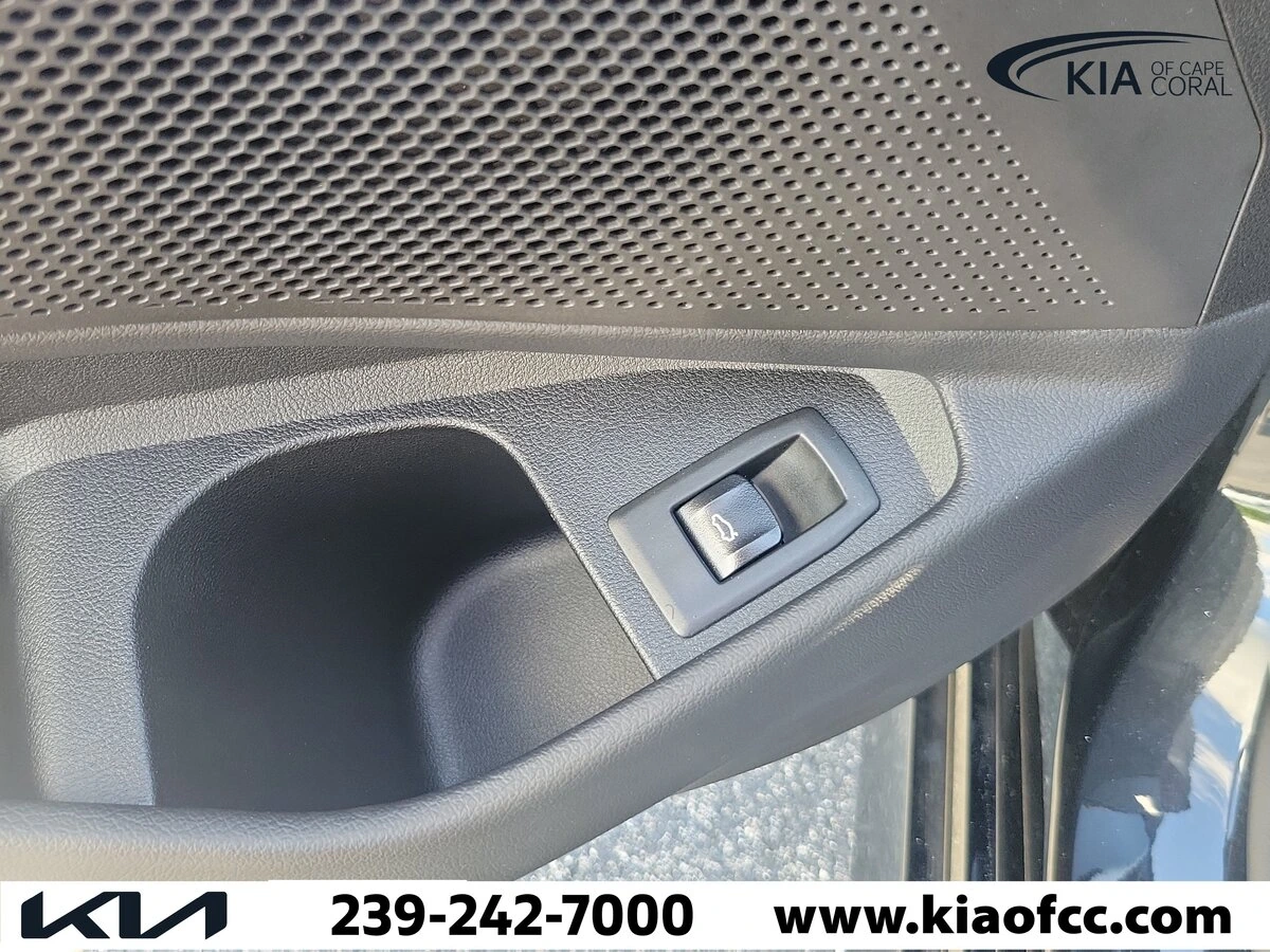2025 BMW 3 Series 330i - Photo 25