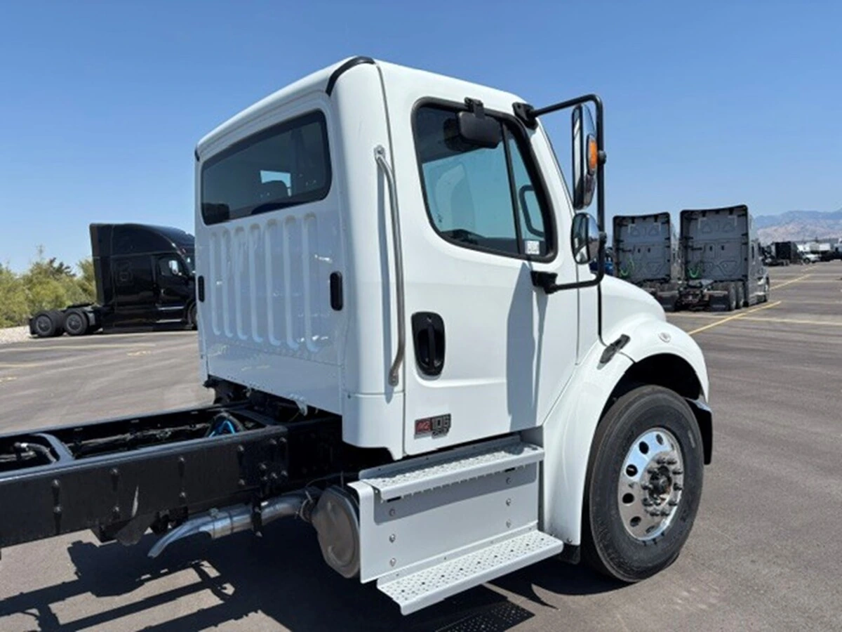 2027 Freightliner M2 106 — photo 4