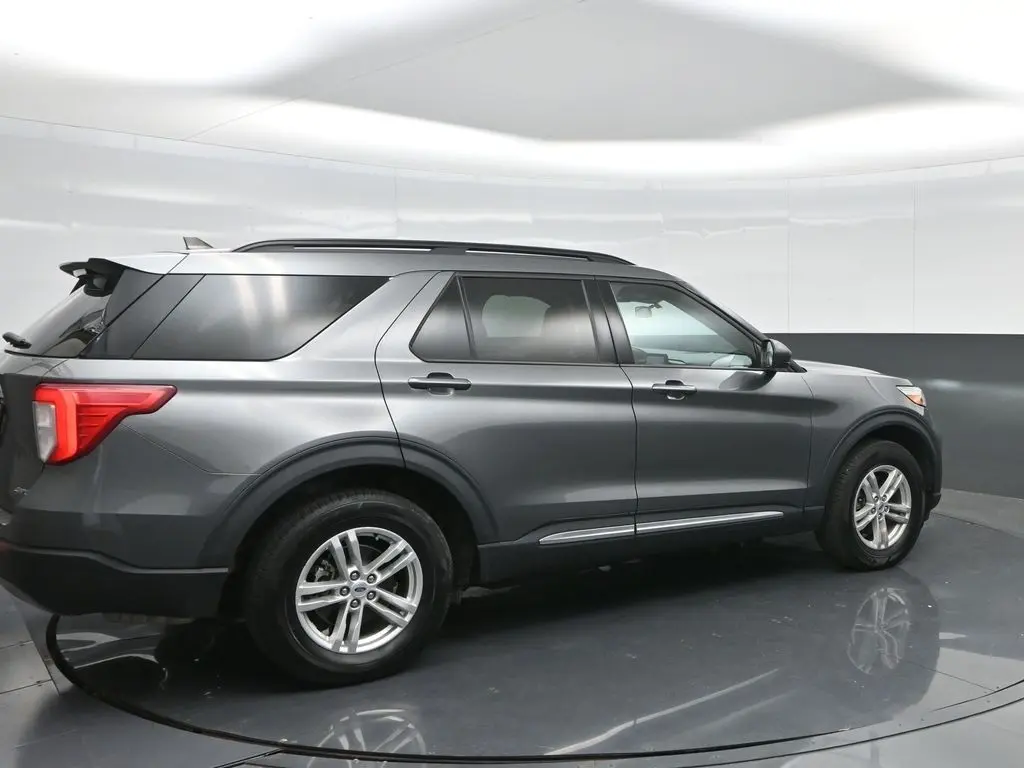 2023 Ford Explorer XLT photo 2
