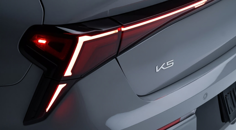 Driver side taillight on a grey 2025 Kia K5