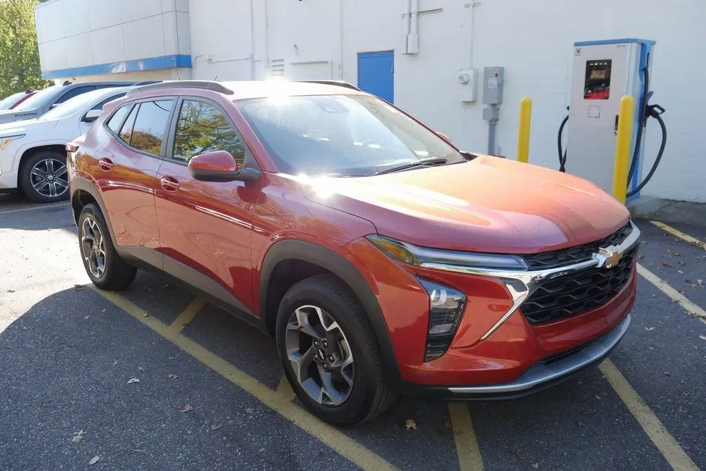 2024 Chevrolet Trax LT photo 2
