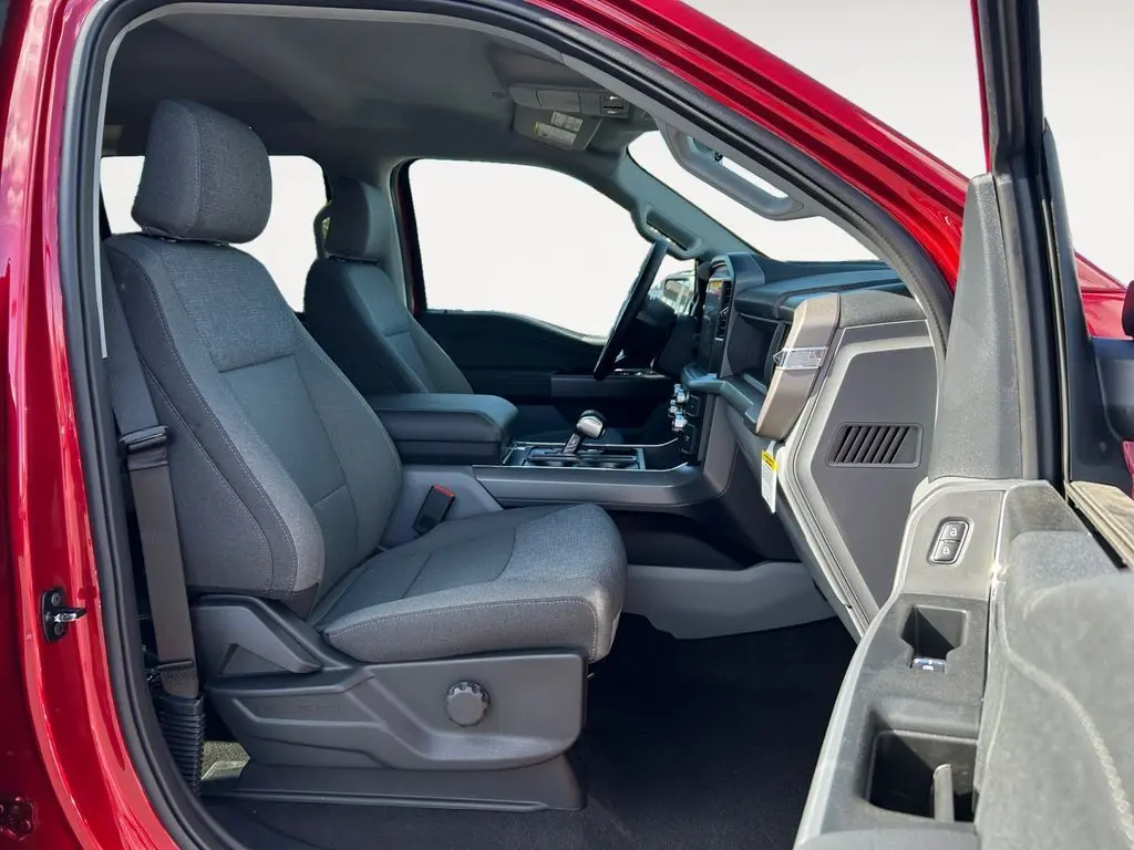2025 Ford F-150 Lightning XLT photo 10