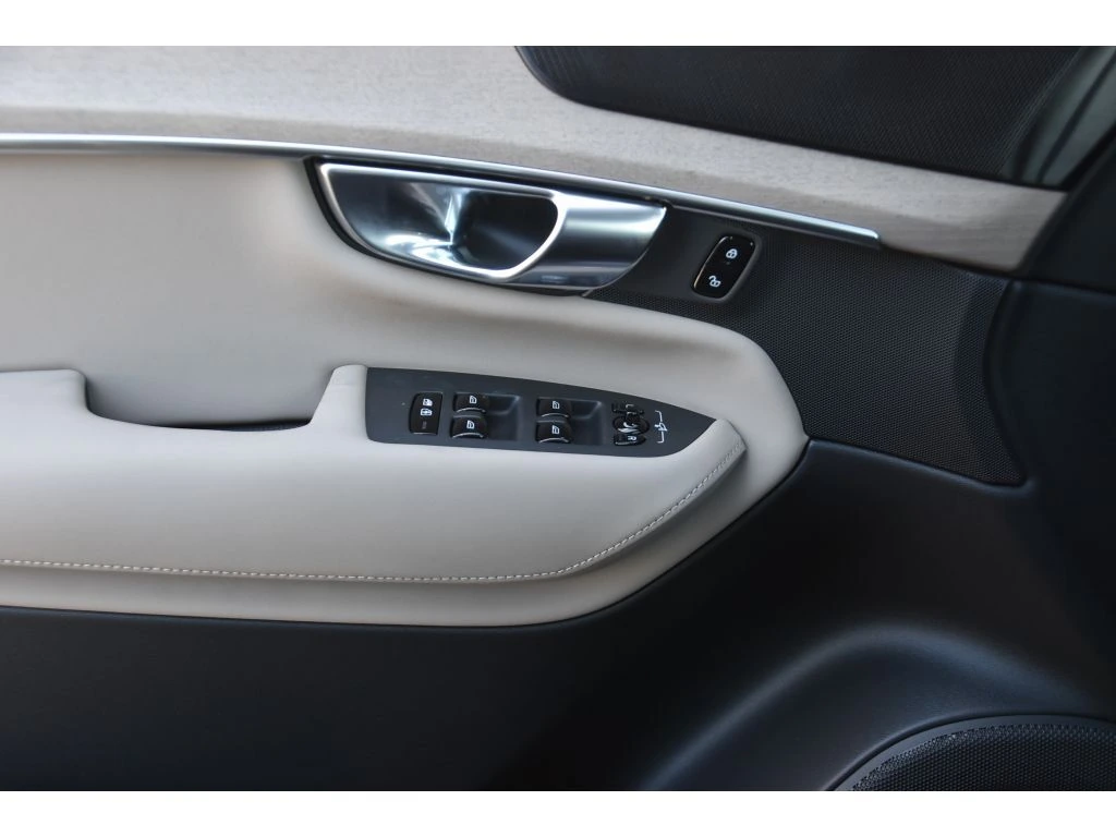 2026 Volvo - image 26