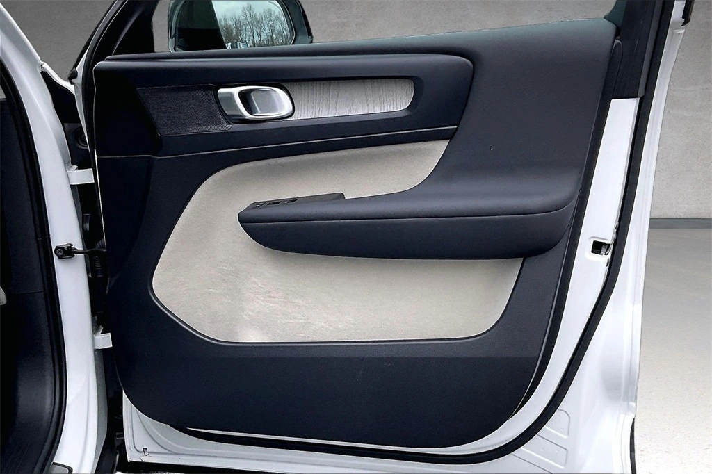 2023 Volvo - image 28