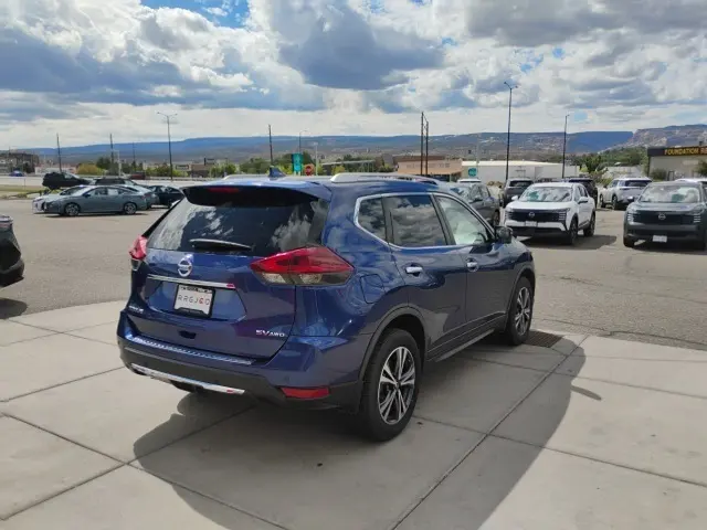 2019 Nissan Rogue SV photo 5