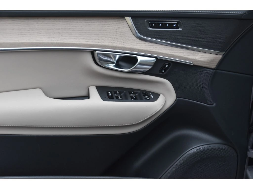 2026 Volvo - image 28