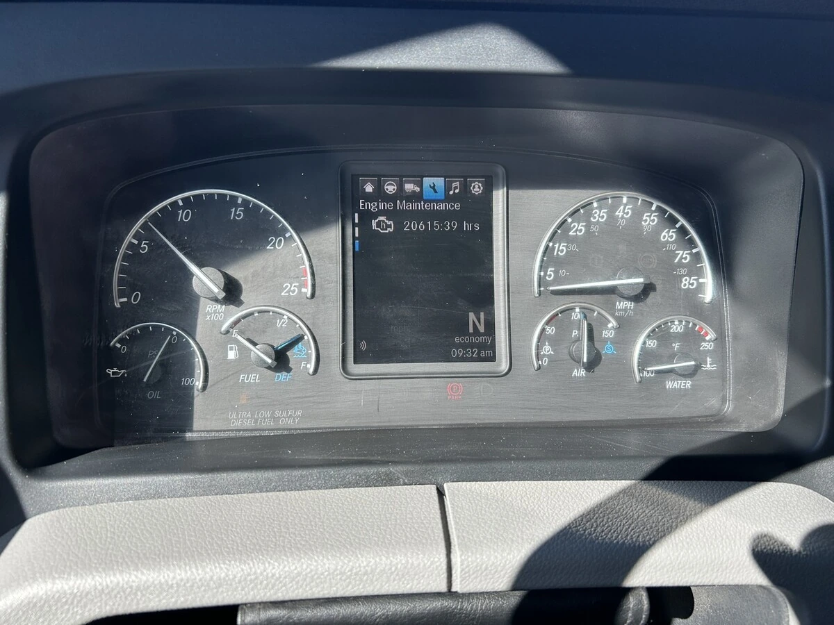 2022 Freightliner Cascadia - image 16