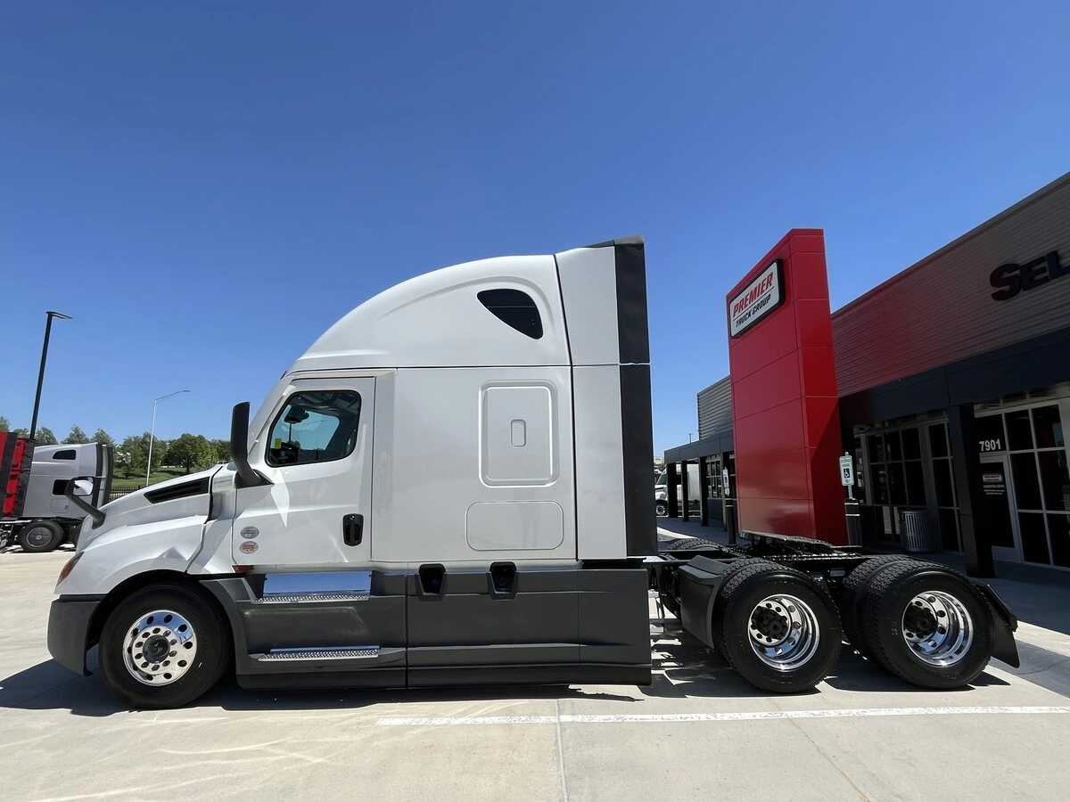2025 Freightliner Cascadia - image 2