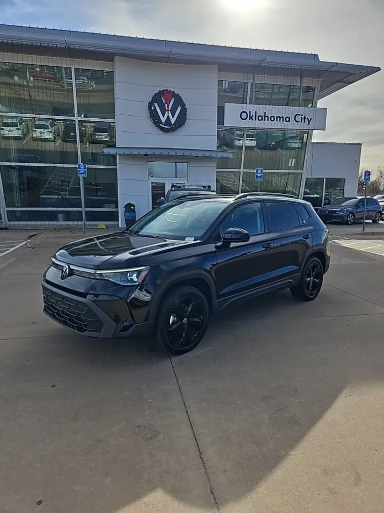 2025 Volkswagen Taos SE Black's photo