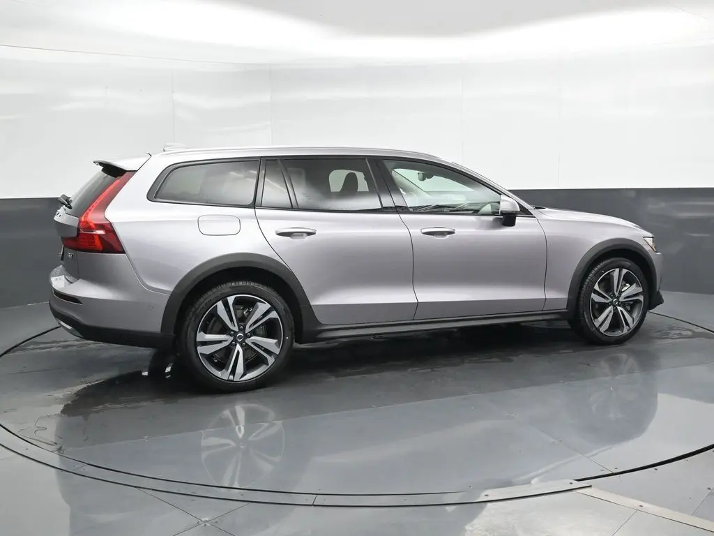 2026 Volvo - image 2