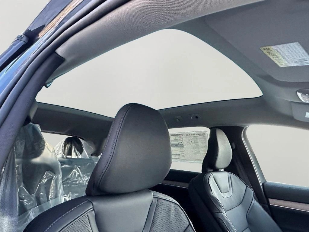 2025 Volvo - image 11