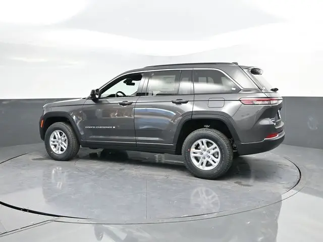 2025 Jeep Grand Cherokee Laredo photo 2