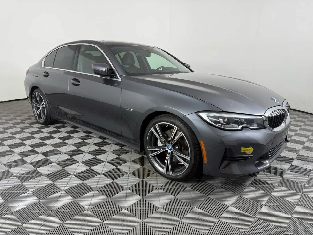 2022 BMW 3 Series 330e Sedan's photo