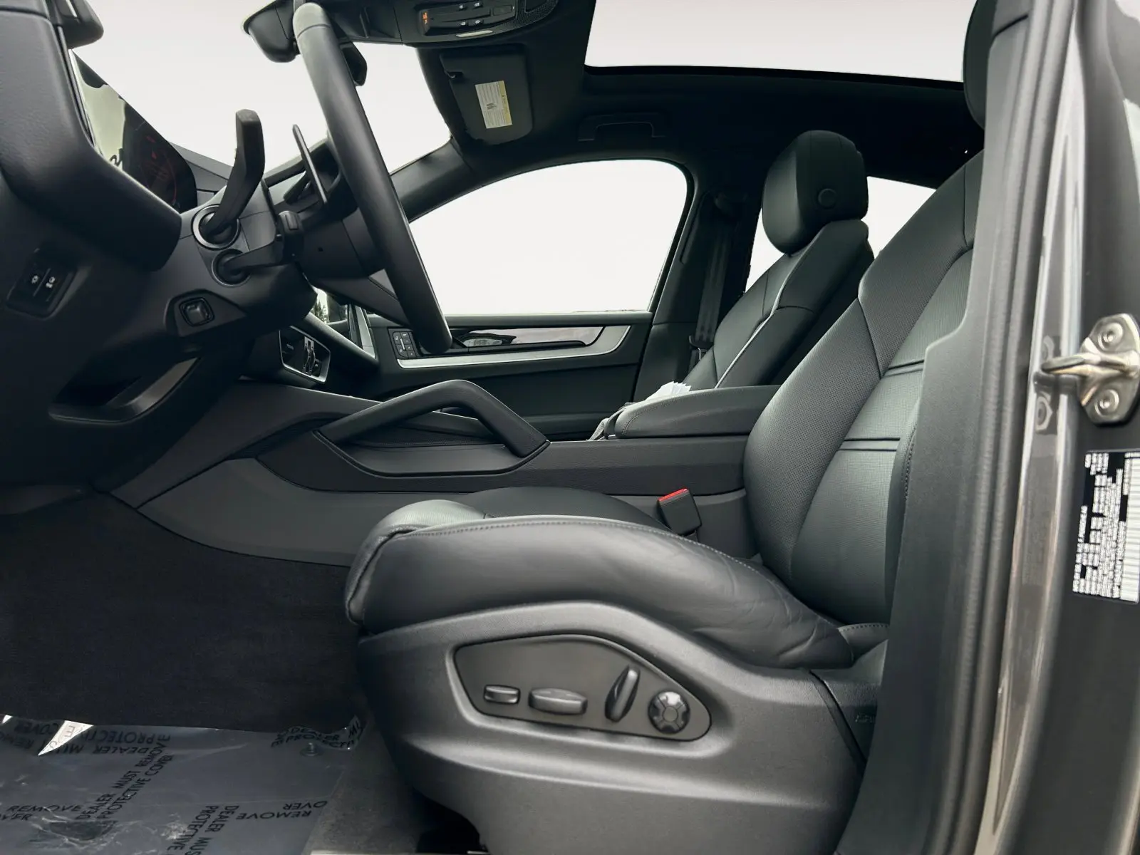 2025 Porsche Cayenne Coupe Base photo 9
