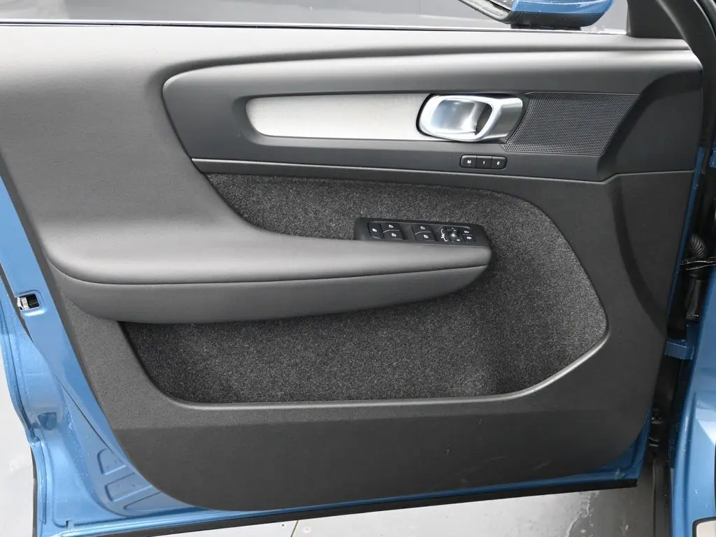 2025 Volvo - image 22