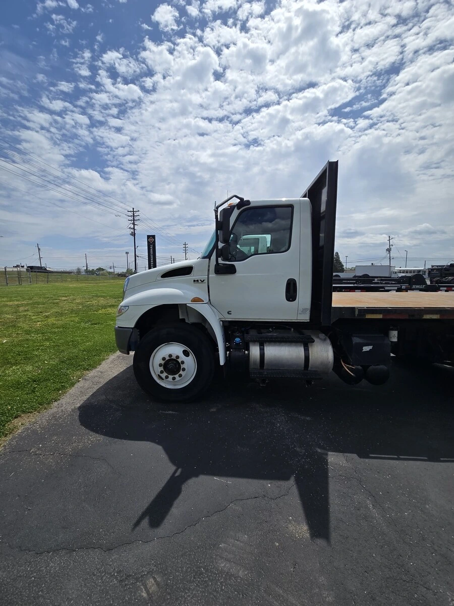 2021 International MV - image 4