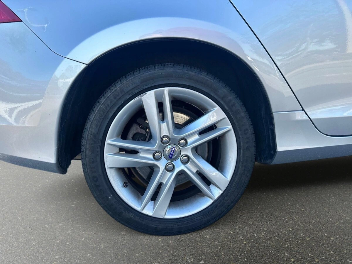 2015 Volvo - image 5