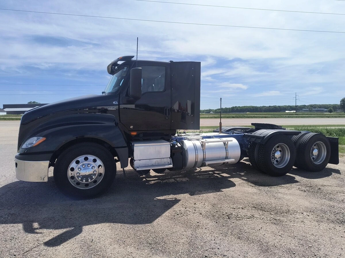 2023 International LT in Plover, WI — photo 3