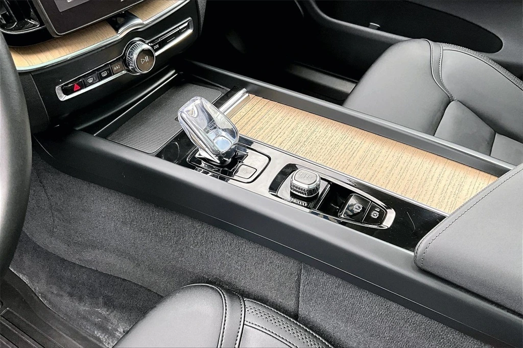 2026 Volvo - image 18