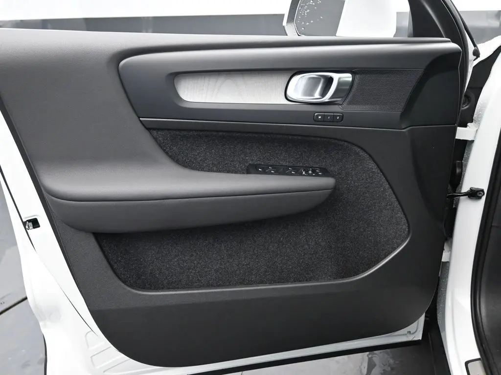 2025 Volvo - image 21